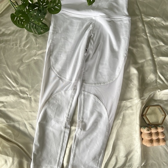 Like New ALO Yoga High-Waist Coast Capri - Picture 8 of 8